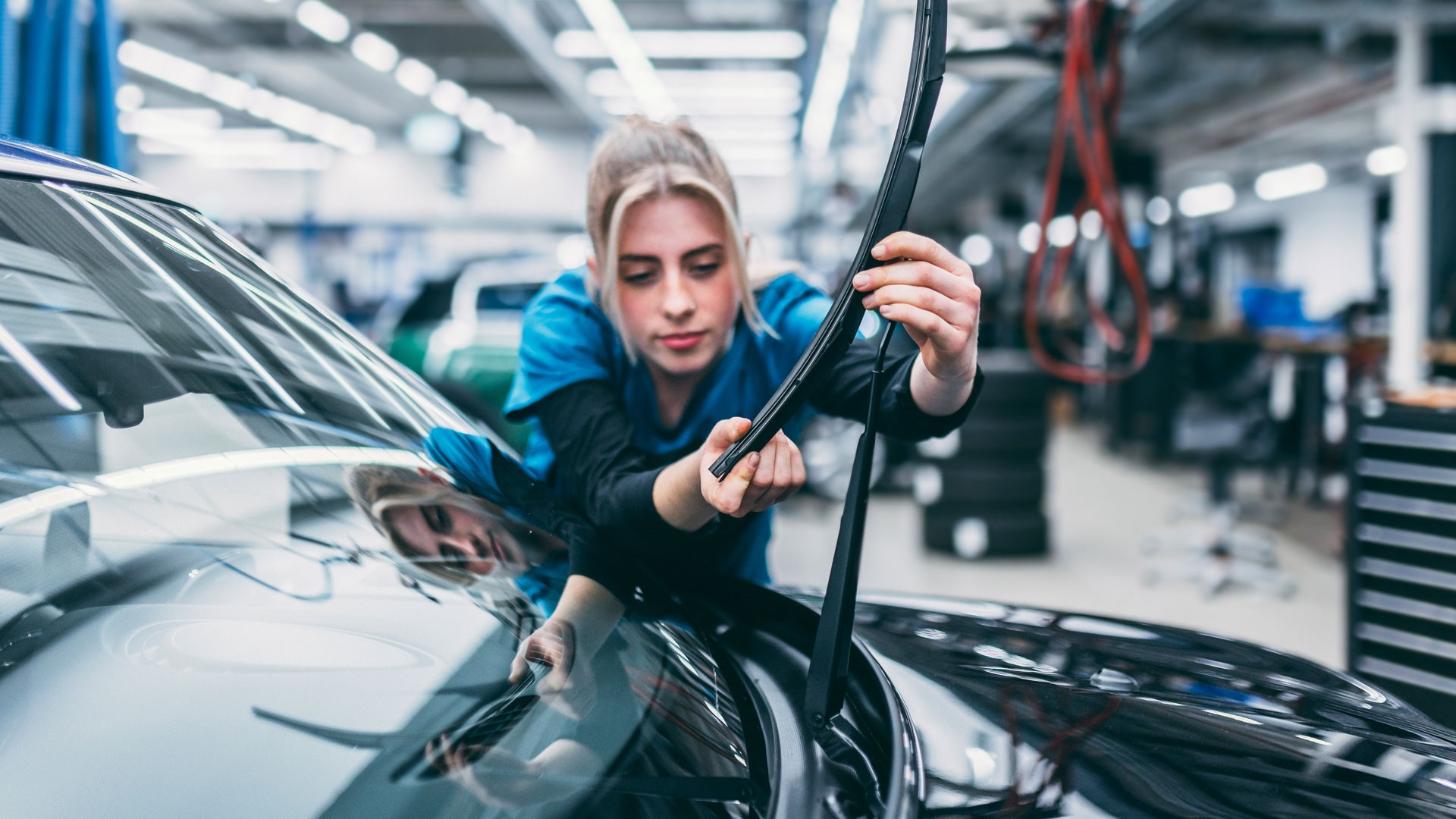 Zamestnanec servisného strediska MINI montuje nové stierače čelného skla.